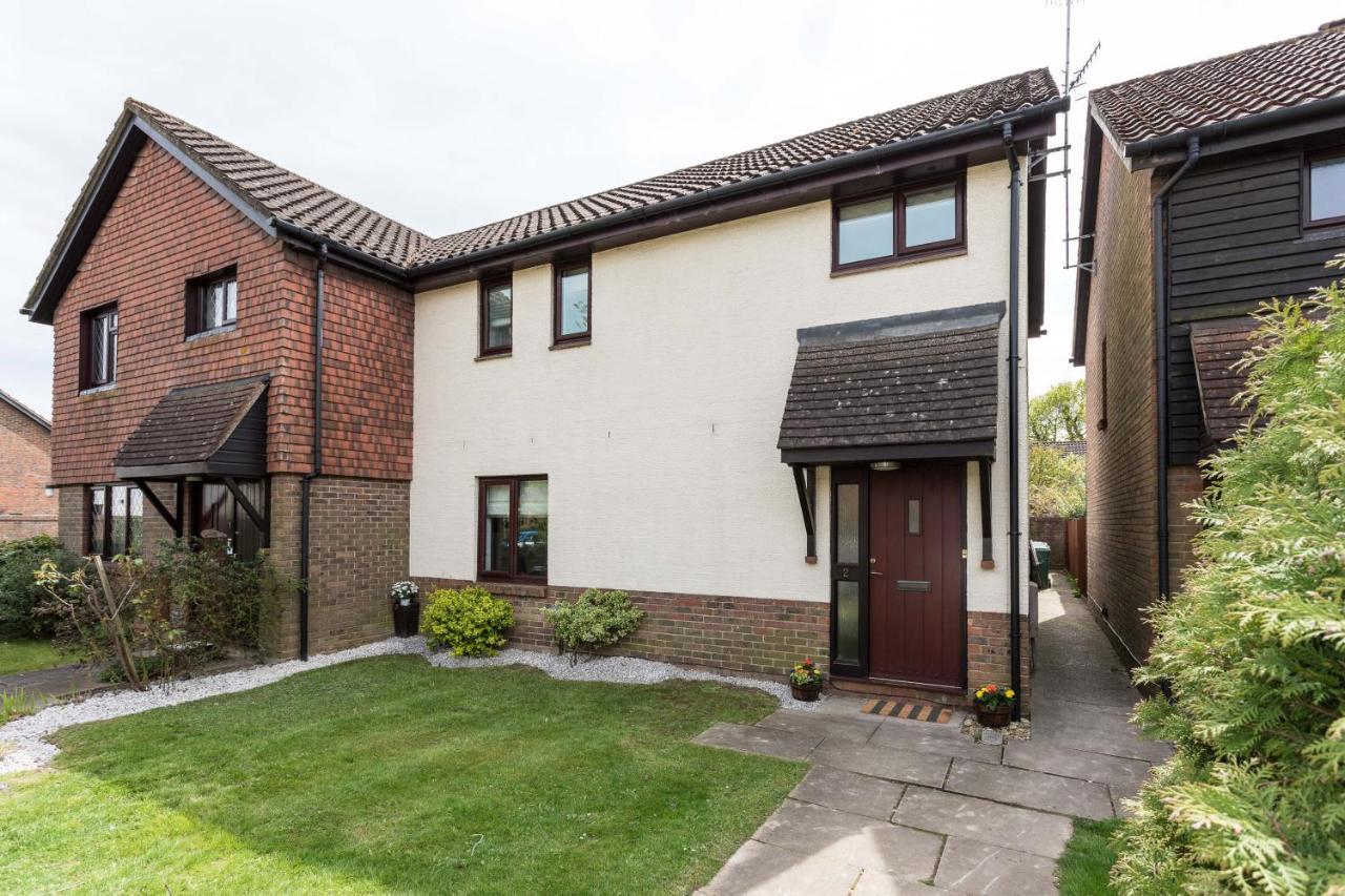 Grassmere - 3 Bed House With Private Garden Horley Exterior foto