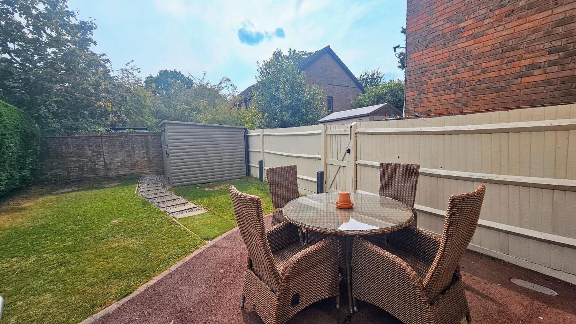 Grassmere - 3 Bed House With Private Garden Horley Exterior foto