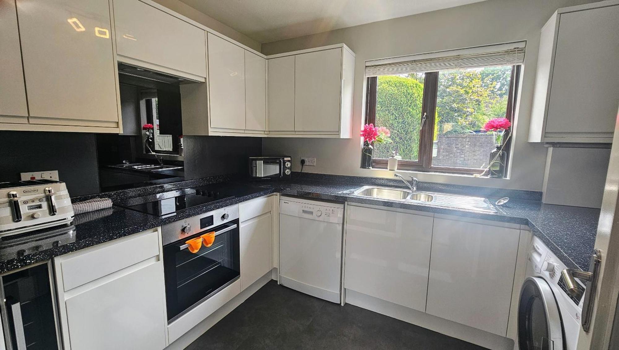 Grassmere - 3 Bed House With Private Garden Horley Exterior foto