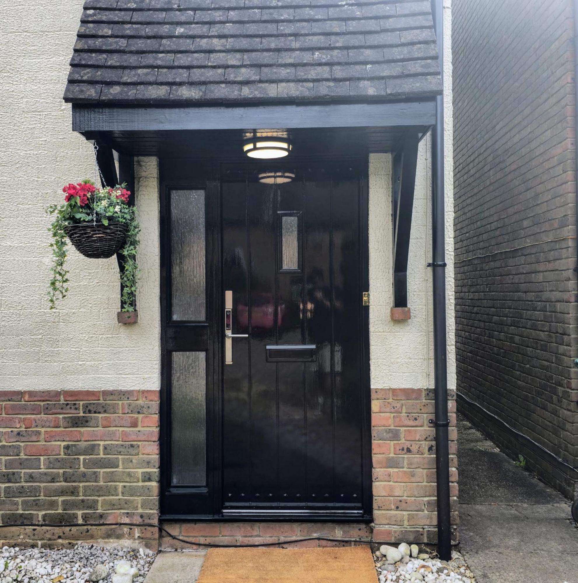 Grassmere - 3 Bed House With Private Garden Horley Exterior foto